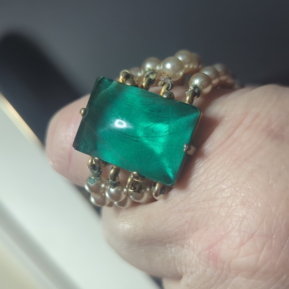 Very Vintage Elegant Pearl and Green Glass Stone Necklace - Picture 2 of 7